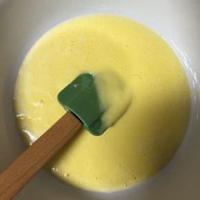 加入牛奶，搅拌均匀。