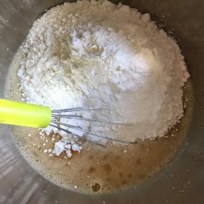 j加入过筛的泡打粉和低粉，轻轻敲打，将面粉与蛋黄糊混匀，不要太过用力，起筋了就不好了。