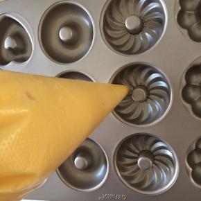 装入裱花袋，剪一个小口子挤入模具。