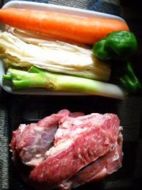 准备好金针菇、胡萝卜、牛肉、大葱等食材。