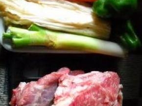 准备好金针菇、胡萝卜、牛肉、大葱等食材。
