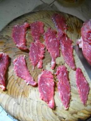 将牛肉片成薄片。用擀面杖敲打成更薄的大片。