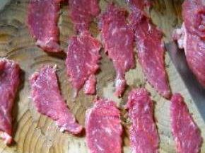 将牛肉片成薄片。用擀面杖敲打成更薄的大片。
