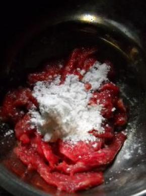 片好的牛肉片加盐、淀粉拌匀。