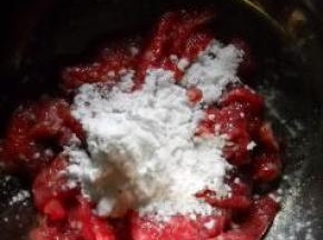 片好的牛肉片加盐、淀粉拌匀。