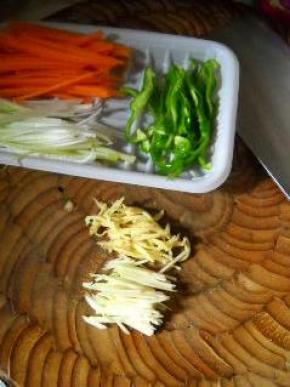 胡萝卜、青椒、姜蒜、大葱均切丝。