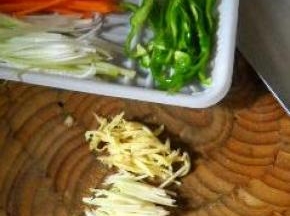 胡萝卜、青椒、姜蒜、大葱均切丝。