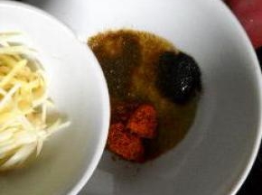 取一小碗，放入色拉油，加入孜然粉、胡椒粉、辣椒粉调成酱汁。