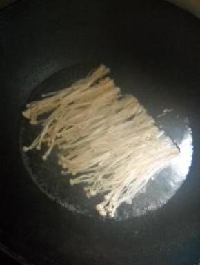 金针菇焯水、过凉水、沥干水分。