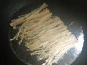 金针菇焯水、过凉水、沥干水分。