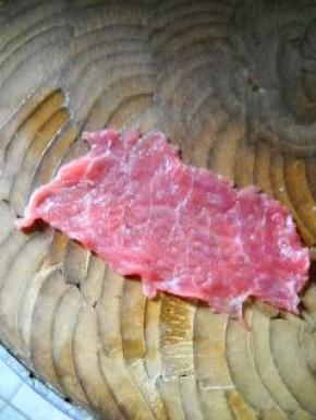 牛肉片铺平。