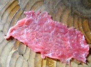 牛肉片铺平。