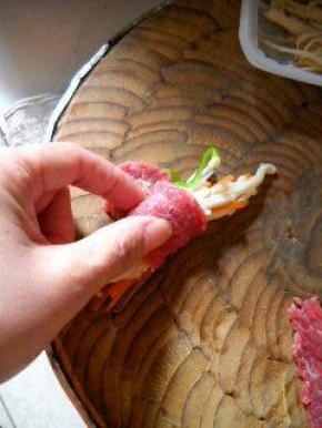 卷成卷，压紧。