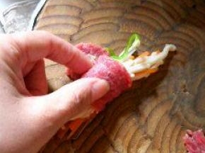 卷成卷，压紧。