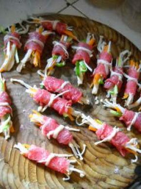 逐个包完所有的牛肉卷。