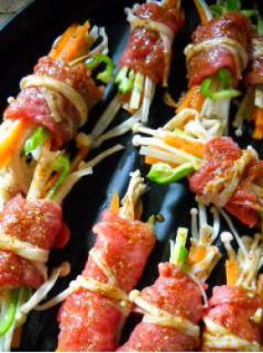 刷上调好的酱料。