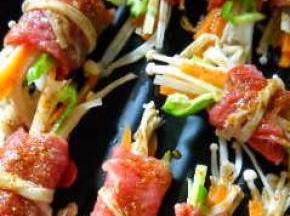 刷上调好的酱料。