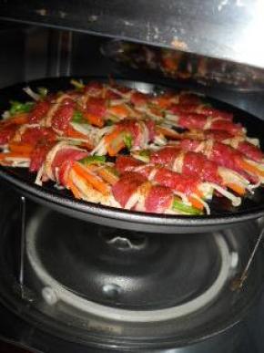 放入微波炉，调到薄块烧烤档烤2分钟。