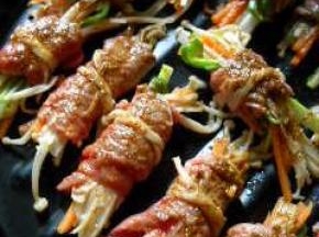 取出刷遍调料，用低档烧烤烤2分钟；取出翻一面，刷调料，薄块烧烤档烤2分钟。