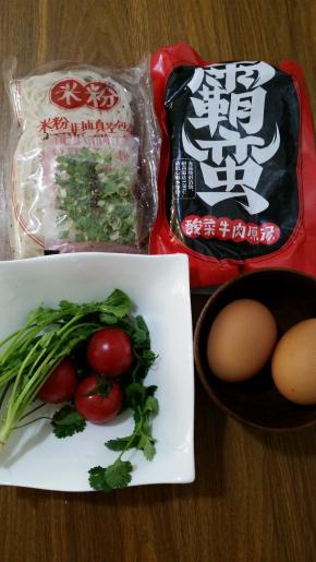 1、原料：米粉、葱花包、酸菜牛肉原汤、煮熟的鸡蛋、小番茄和香菜。