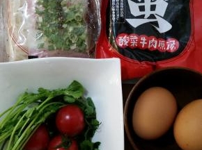 1、原料：米粉、葱花包、酸菜牛肉原汤、煮熟的鸡蛋、小番茄和香菜。