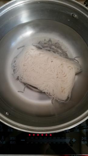 3、锅中烧开水，下入牛肉粉，煮5至7分钟，牛肉粉煮熟后连汤一起倒入碗中备用。