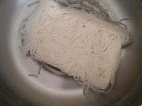 3、锅中烧开水，下入牛肉粉，煮5至7分钟，牛肉粉煮熟后连汤一起倒入碗中备用。