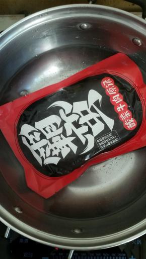 4、再烧开水，将酸菜牛肉原汤放锅中煮2分钟即可捞出。