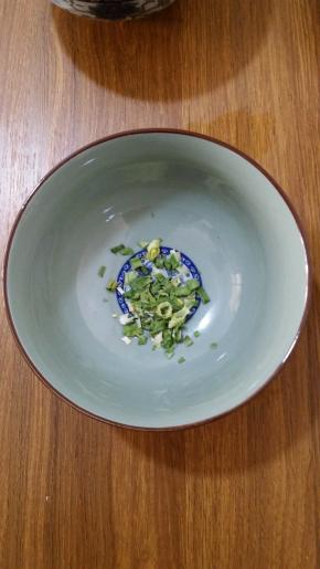 5、准备好一个碗，碗底倒入葱花。