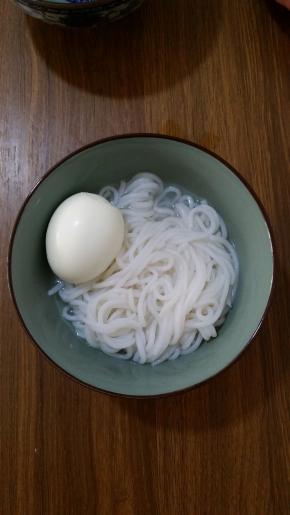 6、将米粉放入碗中，加入一个鸡蛋，倒入少许米粉汤。