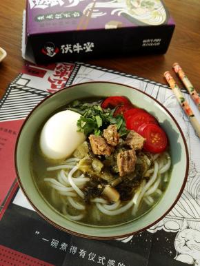 8、酸爽的牛肉米粉做好啦。。。