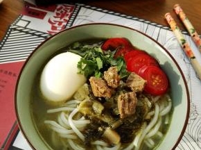 8、酸爽的牛肉米粉做好啦。。。