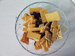 把果干，坚果混合，再把饼干掰断混合