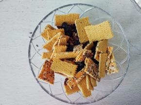 把果干，坚果混合，再把饼干掰断混合