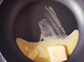 准备平底不粘锅，把黄油倒入融化