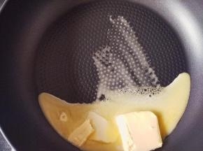 准备平底不粘锅，把黄油倒入融化