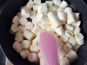 把棉花糖倒入锅中，开始融化了就不停搅拌，加热久点，成品硬（自己选择硬软）