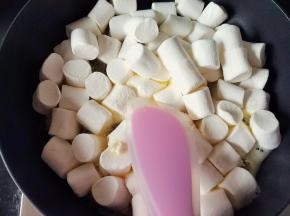 把棉花糖倒入锅中，开始融化了就不停搅拌，加热久点，成品硬（自己选择硬软）