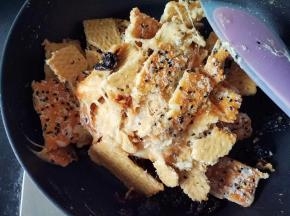 把混合好的饼干倒入锅中，搅拌下