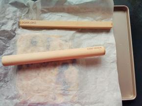 趁热倒入学厨牛轧盘中，开始整形