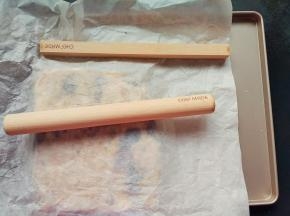 趁热倒入学厨牛轧盘中，开始整形