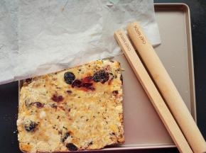 正面整形好，翻过来继续整形（如果饼干比较酥脆，就会出现碎屑）