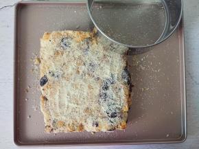 再备好10克奶粉，均匀撒在整形好的雪花酥上，正反两面都要撒.