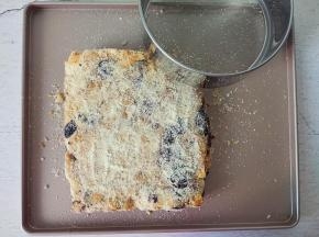 再备好10克奶粉，均匀撒在整形好的雪花酥上，正反两面都要撒.