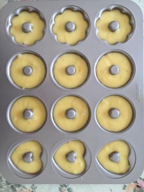 七分满就行。我这个量是两盘甜甜圈的量。12连模具哦。