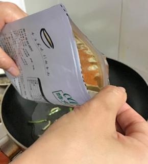 加入一汤勺酷克壹佰麻辣香锅料继续爆香