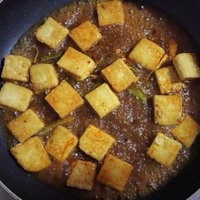 把豆干和香料水倒入平底锅里