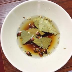 150克清水放入一汤勺酱油，一小丢的茴香，一个八角，几片香叶