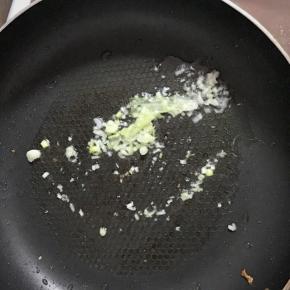 锅里直接放入少许葱花爆香