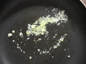 锅里直接放入少许葱花爆香